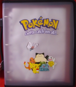 https://www.ultrajeux.com/images/produits/normal/1077-cartes-a-collectionner-pokemon-grand-classeur-souple-pokemon-blanc.jpg
