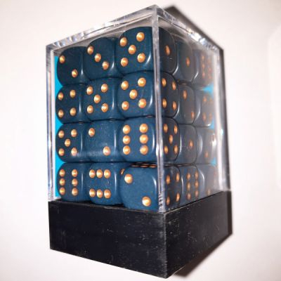 Ds  Chessex - Set de 36 Ds -  6 Faces Couleur - Opaque - Bleu Gris/Or - CHX25826